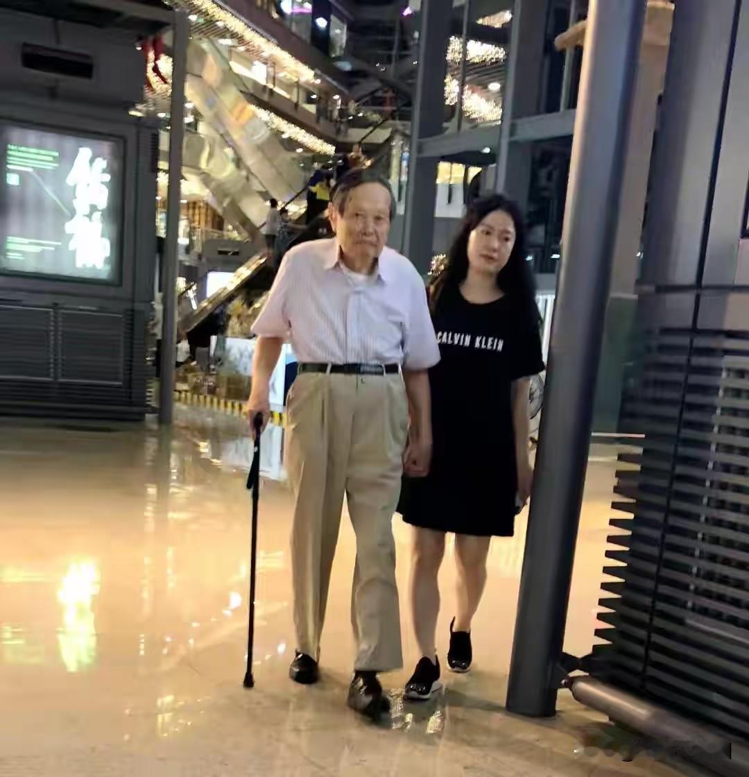 君生我未生，我生君已老。这句诗对于现在的翁帆来说，最贴切了。因为同她