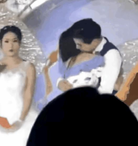 婚礼上的“不速之客”婚礼进行到一半，司仪正说着“无论贫穷还是富有”的时候，一个