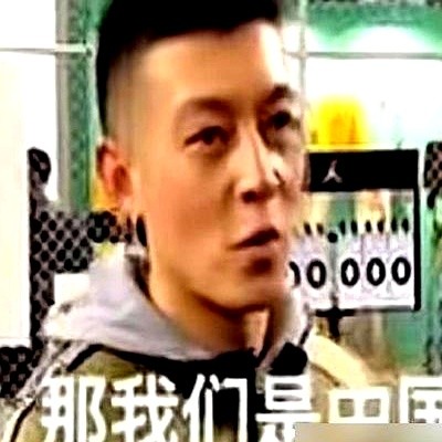 45岁的陈冠希坐在吉隆坡街头的马扎上，手里死死攥着一沓标满英文拼音的剧本。时隔多年重返片场，老搭档还