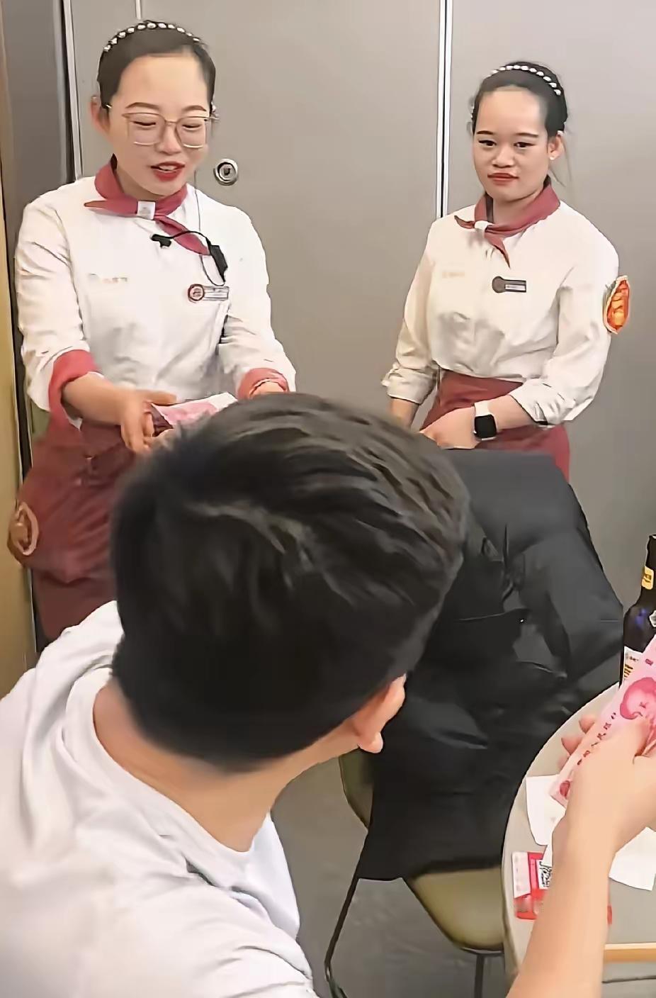 晚上聚餐碰上还在加班的服务员，他掏钱的那个瞬间让在场的人都忍不住红了眼眶！饭