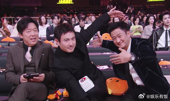 吴京沈腾给黄渤看傻了救命！吴京沈腾这架势把黄渤看傻了，论整活还得是咱娱乐圈老前