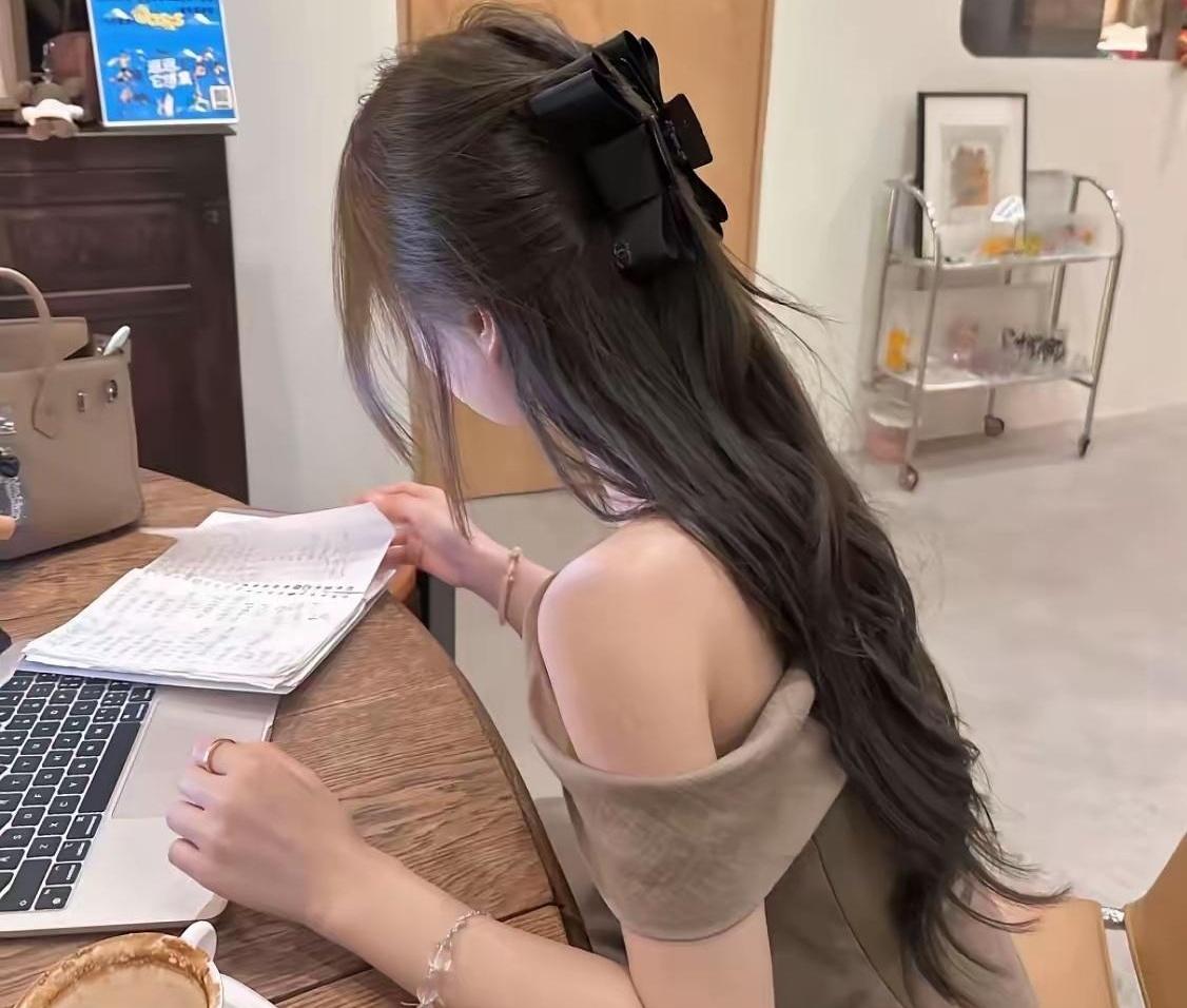 夫妻闹别扭第二天，他居然来接我下班。我站在公司门口装没看见他，他摇下车窗，冲我