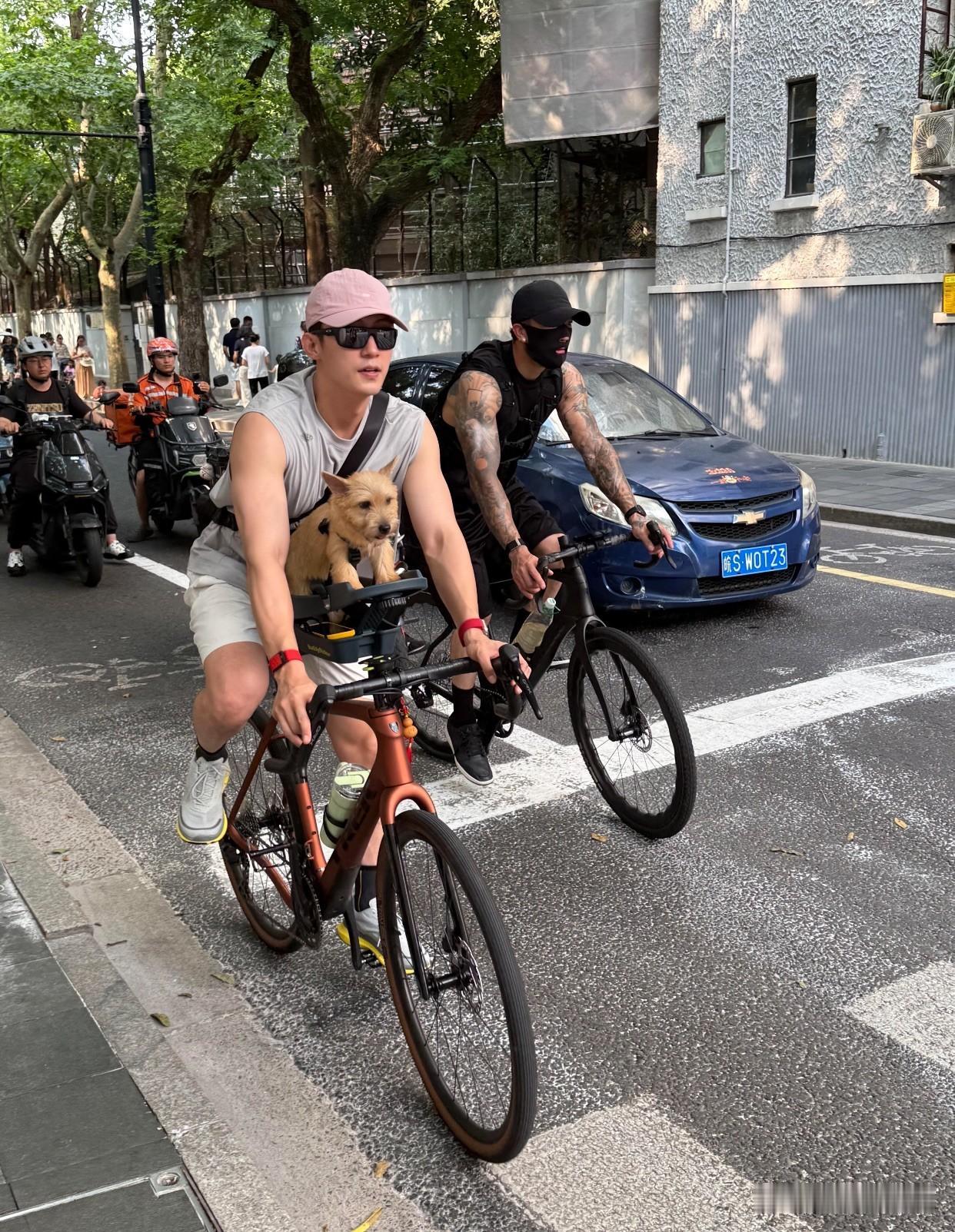 骑友：哎哟这不是老黄嘛！老黄：为什么都叫我老黄？骑友：这是一种尊称老黄：把