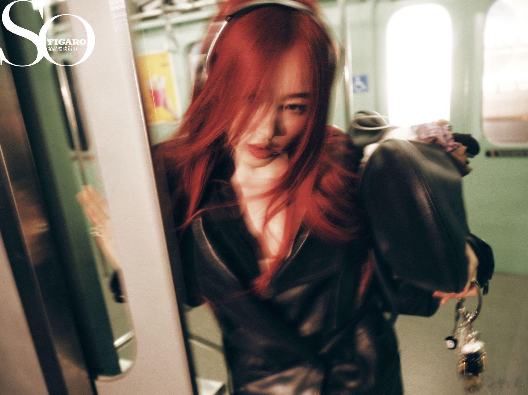  张天爱新杂志造型又美出新高度！红发与白色羽翼在地铁上碰撞，普通站台秒变秀场，当