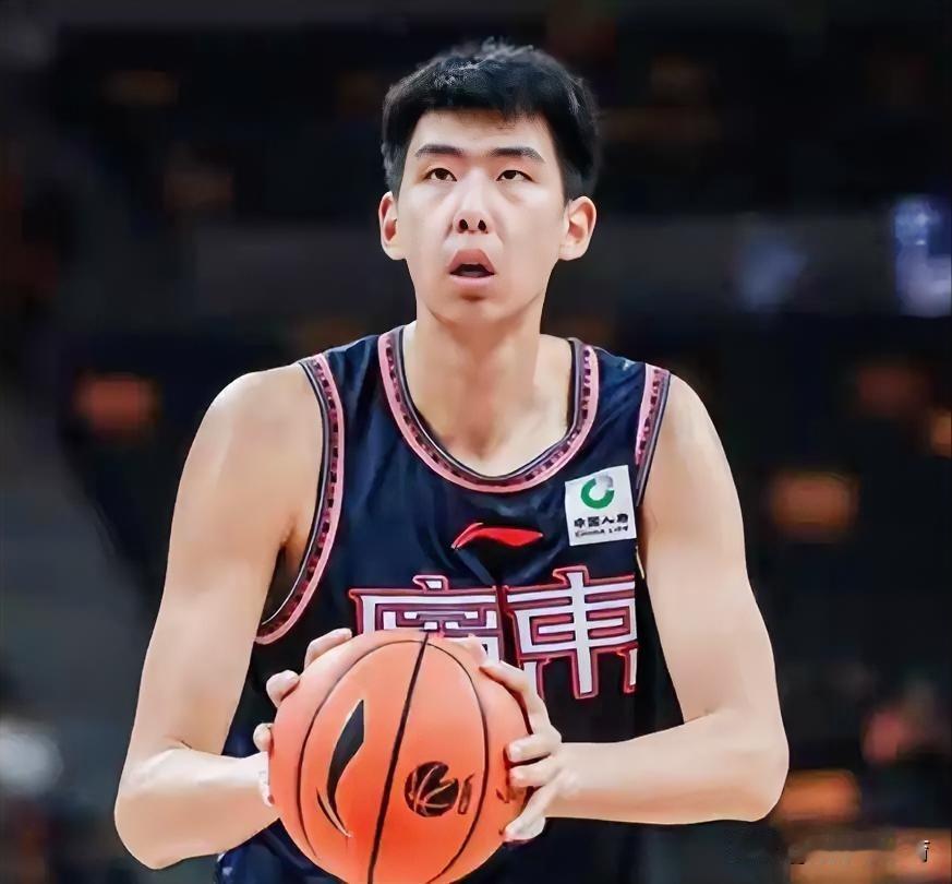 徐昕和焦泊乔两位来自广东队的中锋，国家队主教练郭士强最后会留下谁？徐昕，身高2