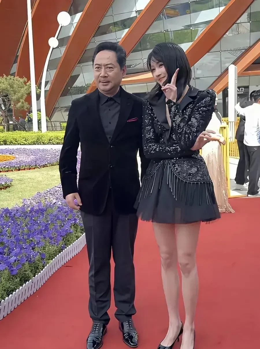 关晓彤估计头都大了，这躲还是不躲好啊。