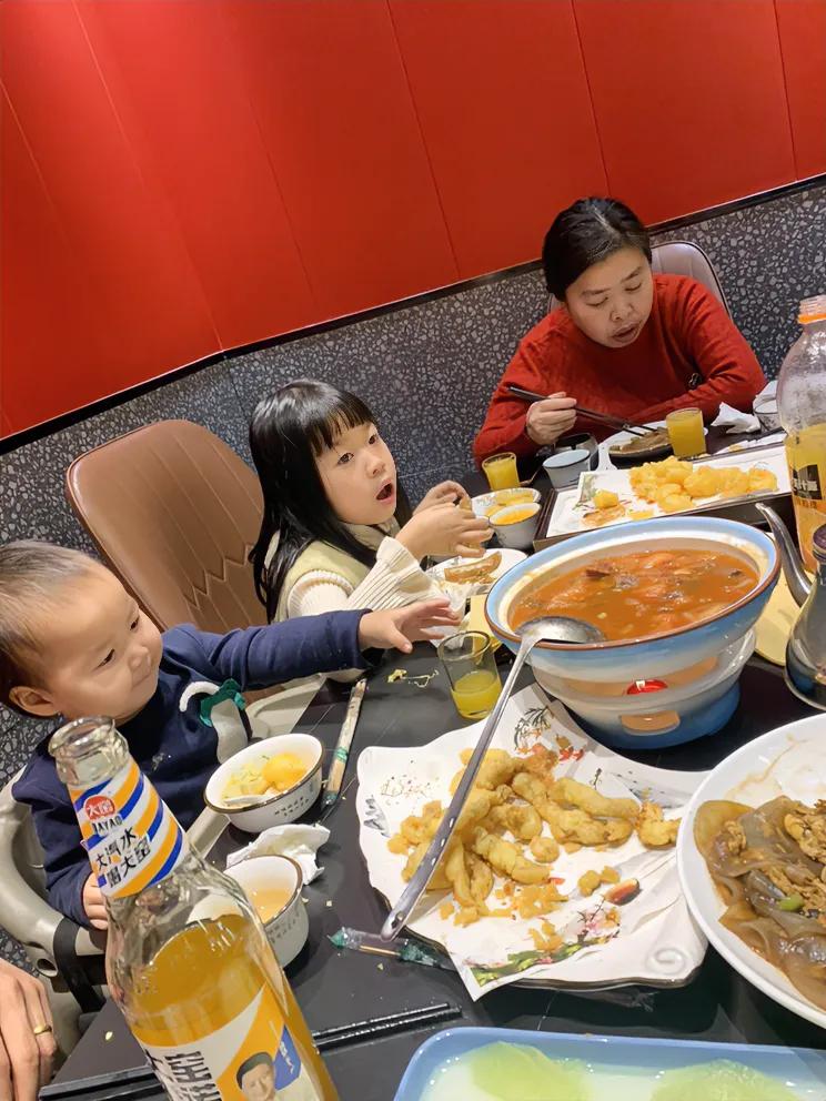 女儿过生日，我打电话让小姑子一起来吃饭，女儿说给姑姑说我要过生日，婆婆立马阻止、