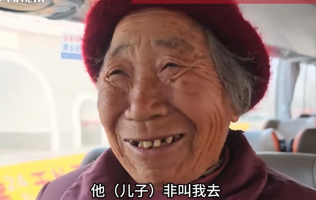 “俺不想去北京，儿子非让俺去”！山东临沂，郁先生的母亲虽然嘴上说着不愿意，但是笑