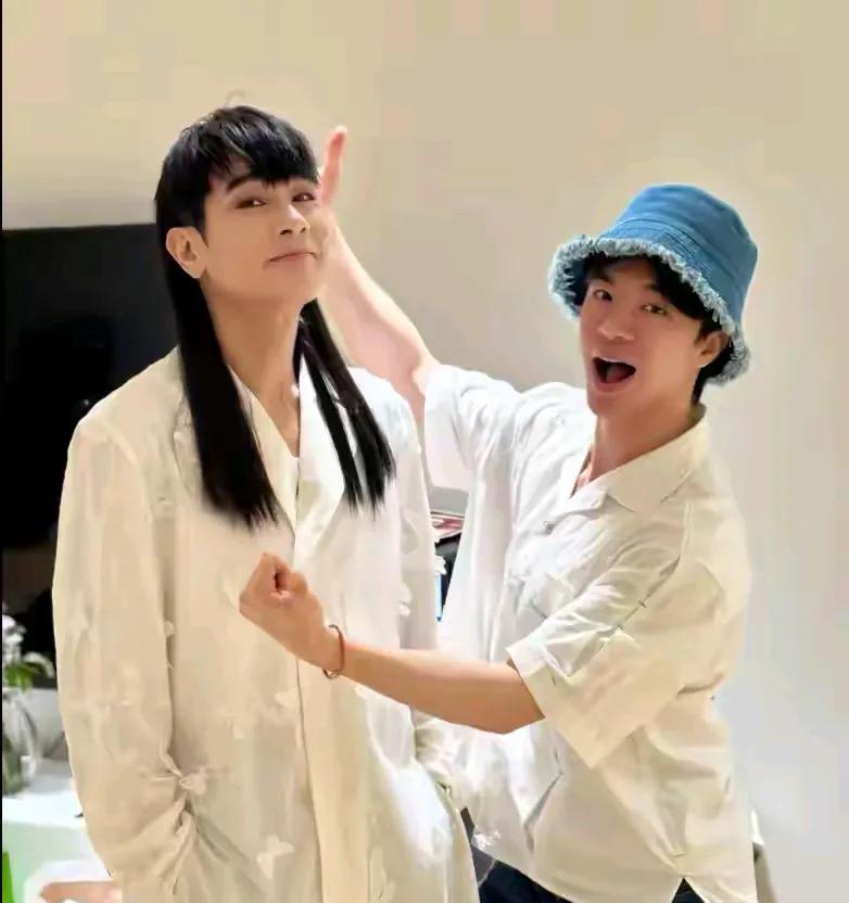 我天，“山鸡哥”是经历了什么啊？这个造型师好像还得意的，完全看不明白，戴上假