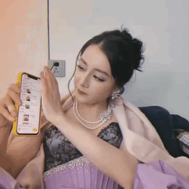 在迪丽热巴的生日vlog里，她一不小心用手机点了太多的外卖，最后来了轻言