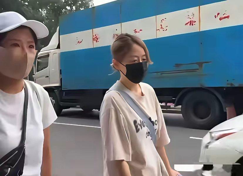 钟丽淇情况不容乐观啊，闺蜜们轮番探望，感觉她们都快哭了……自从钟丽淇突然住进IC