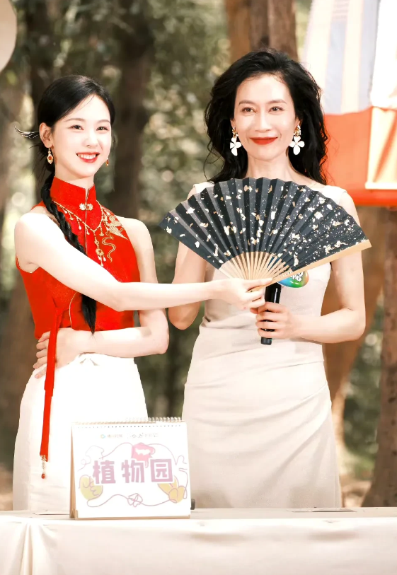 陈都灵、温峥嵘同窗，二人年龄相差15岁，但看着像母女。