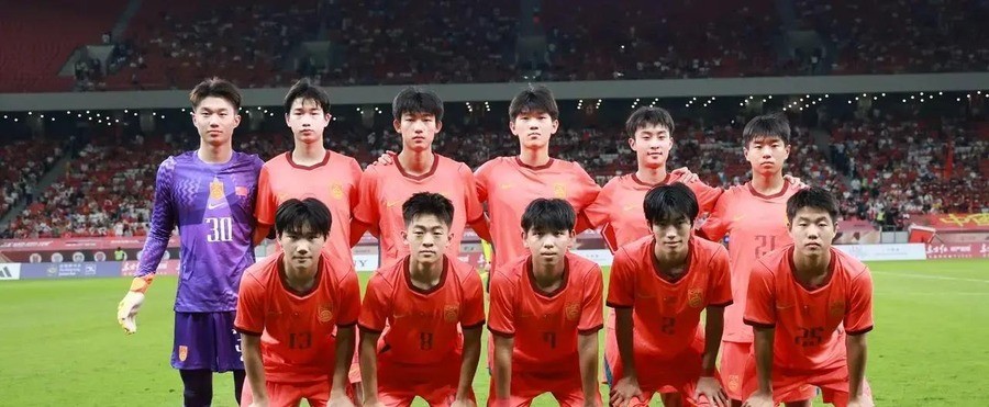 赵松源17岁，在读高中生，9月被邵佳一抽进成年国足。他原来那帮U17队友在伦敦踢了三场，零进球，丢7
