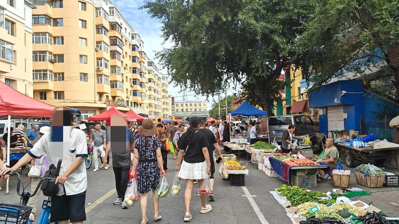 80年代，福建人在哈尔滨挑挑走街串巷卖馄饨，挑子一头是抽屉，装碗，装馄饨馅，馄饨