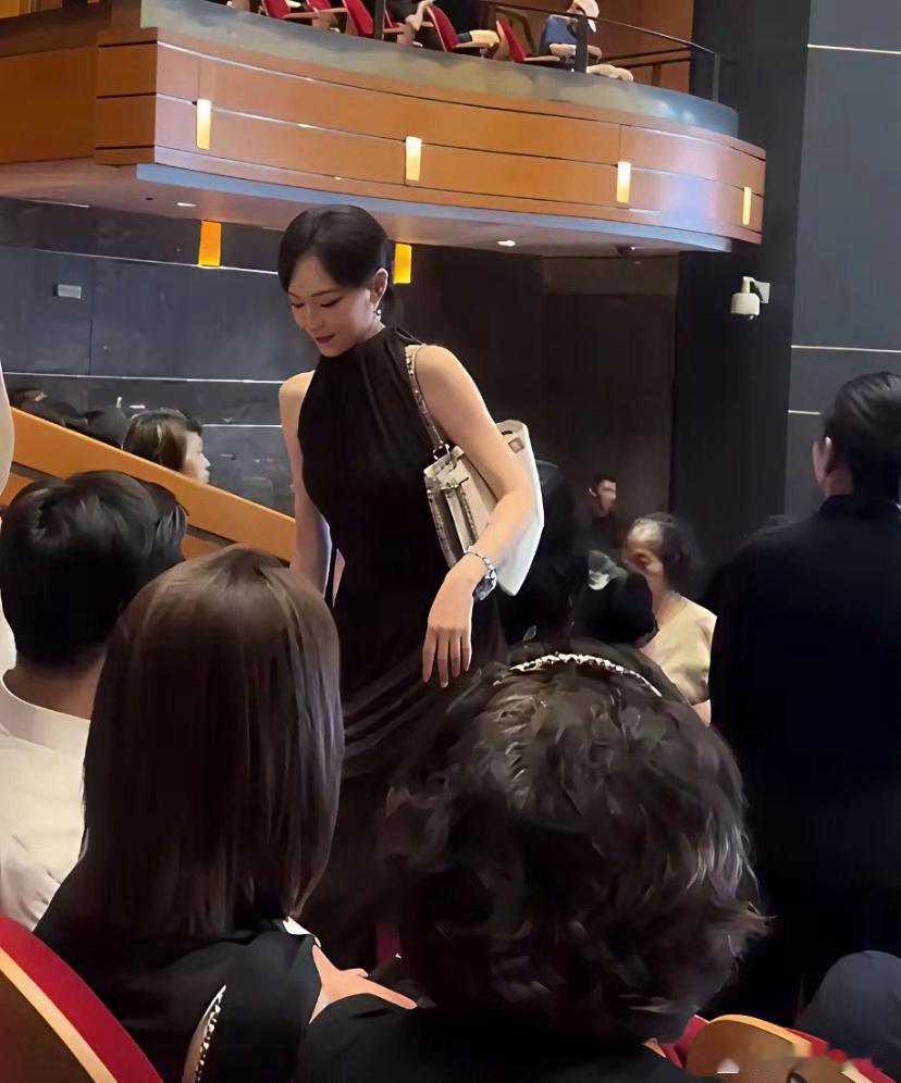 难怪唐嫣参加女儿学校的活动要盛装打扮了这可不是一般的幼儿园，家长非富即贵，绝对不
