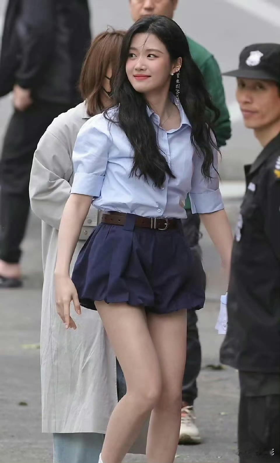 卢昱晓的腿型太标准了吧肉肉的太漂亮了，太漂亮了！新生代的佼佼者