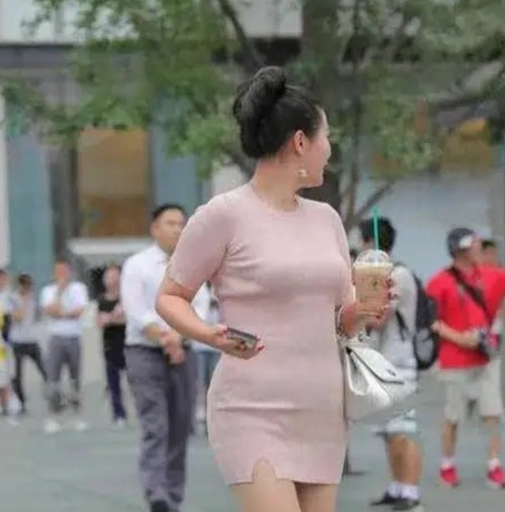我最讨厌这些中年大妈了，明明都一大把年纪了，还打扮得像小姑娘一样，梳着丸子头，穿