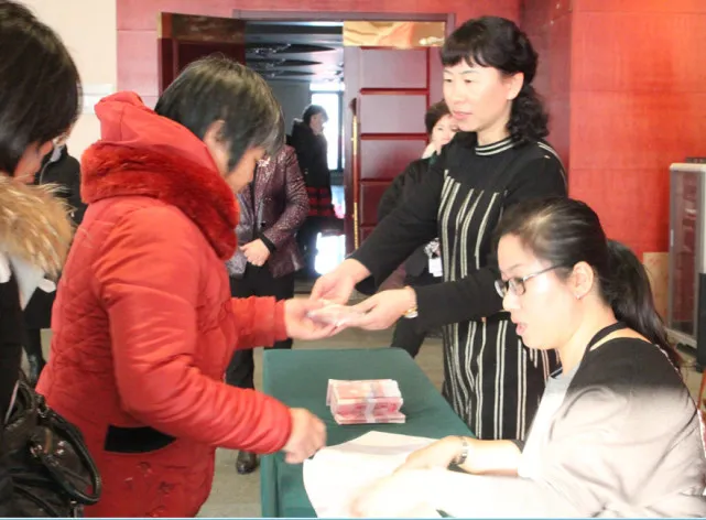 单亲妈妈刘女士坚持多年月捐，全程几乎没有收到机构任何反馈，自己小店生意变差，无力继续捐款选择停捐，停