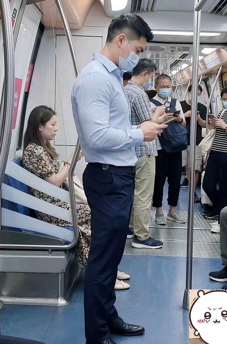 地铁里的帅哥，这颜值和这身材不知有多少人会为之倾倒，本来就很帅再穿上正装那就更帅