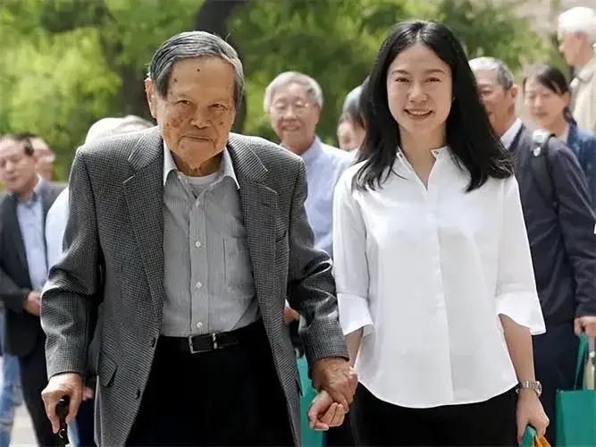 那天，100的杨振宁，在床上轻声喊了一句：“亲爱的！”正在收拾房间的翁帆立刻放下