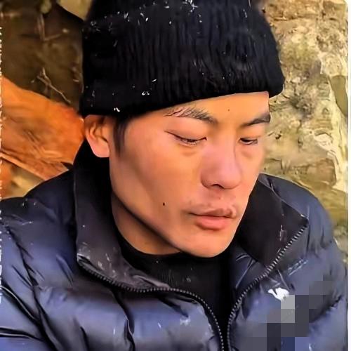 我嘞个去！骆驼品牌方肠子都悔青了，《荒野求生》节目组也直呼绷不住！谁能想到