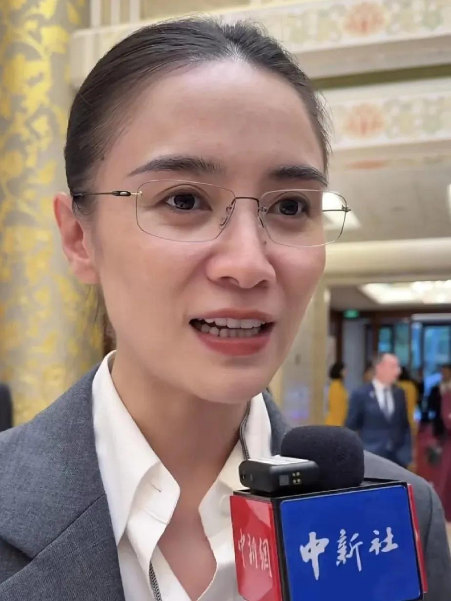 宋佳也到了只能看侧脸的年纪，正脸素颜照太显年龄了吧！而她的侧脸真的优越，这