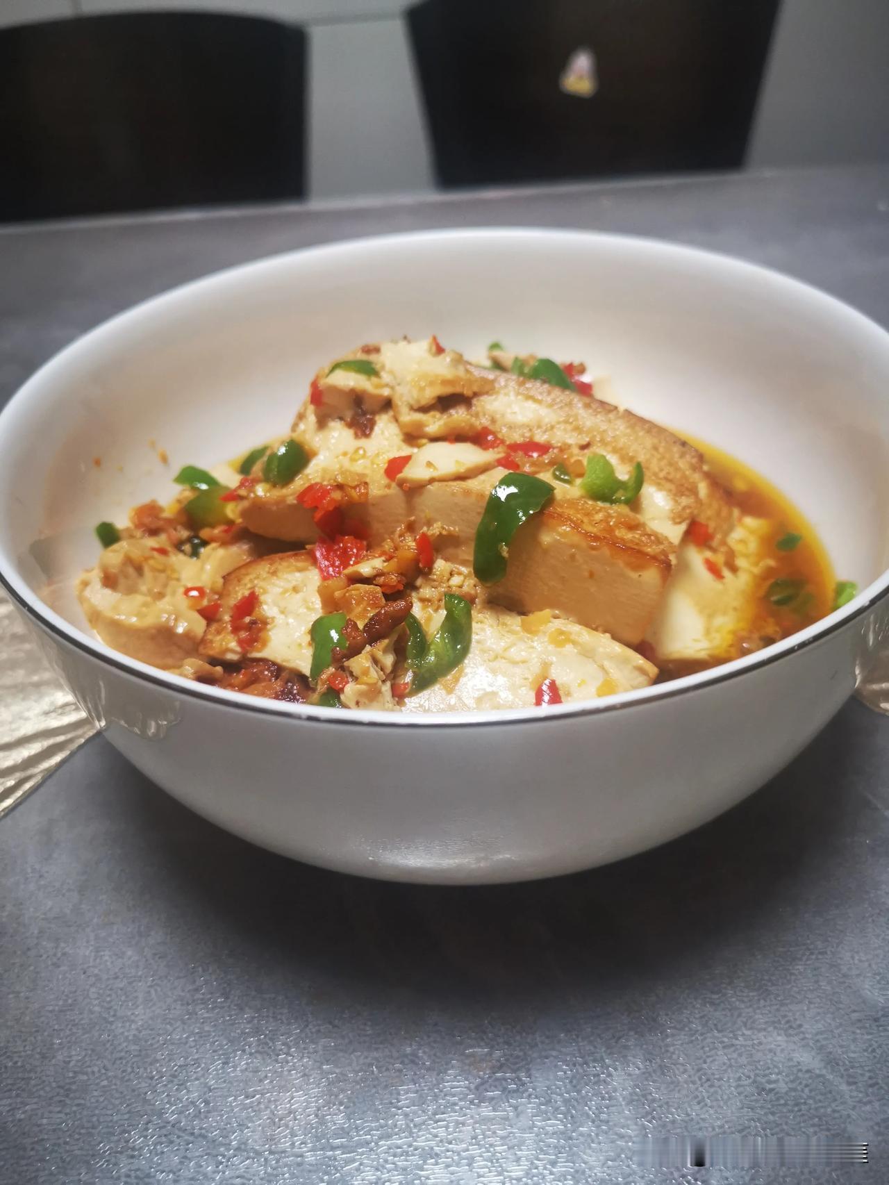 我做菜一定要色香味俱全卖相不好的菜我是不会动筷子的这是今天晚餐做的豆腐已经