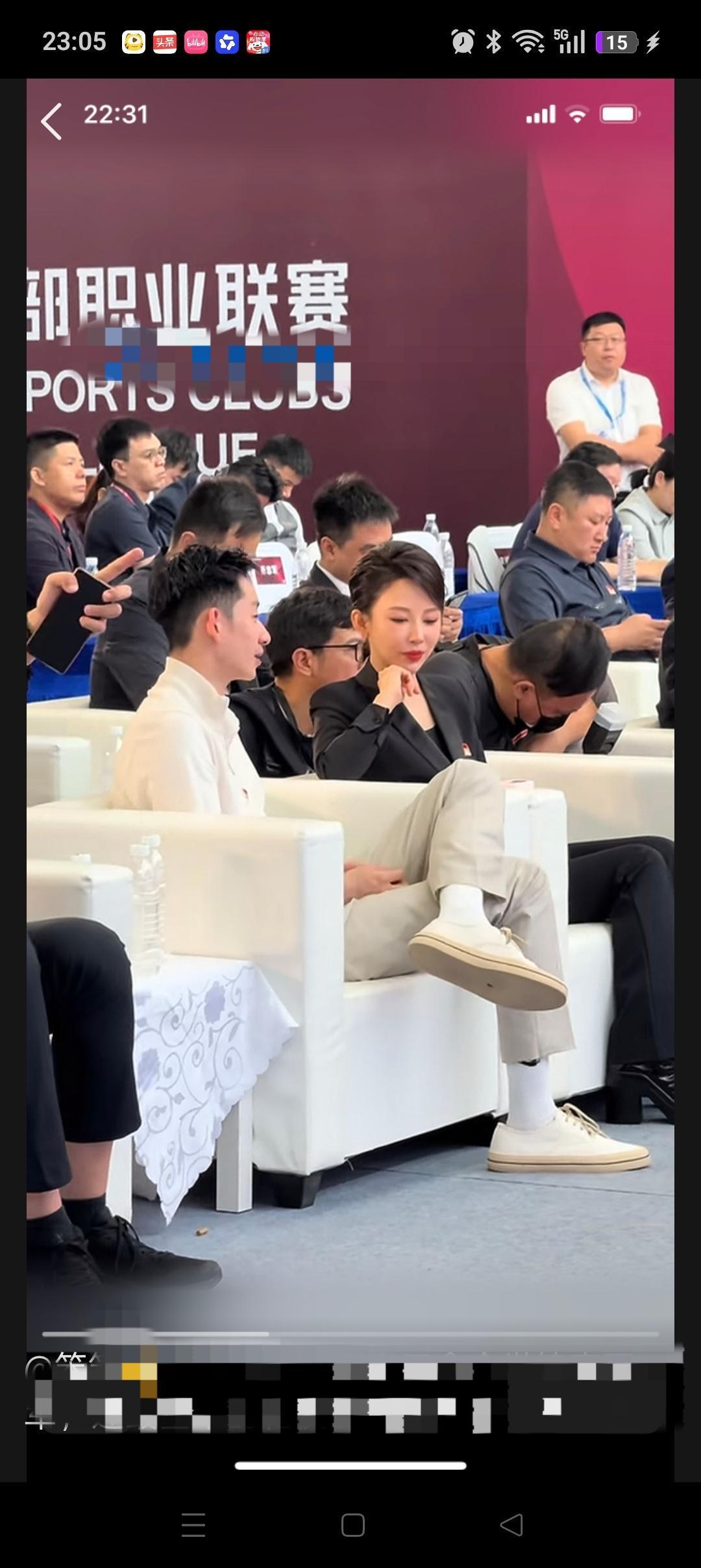 吴宜泽和潘晓婷开会时聊天，很多网友说吴宜泽不应该翘二郎腿，毕竟是公开场合，应该注