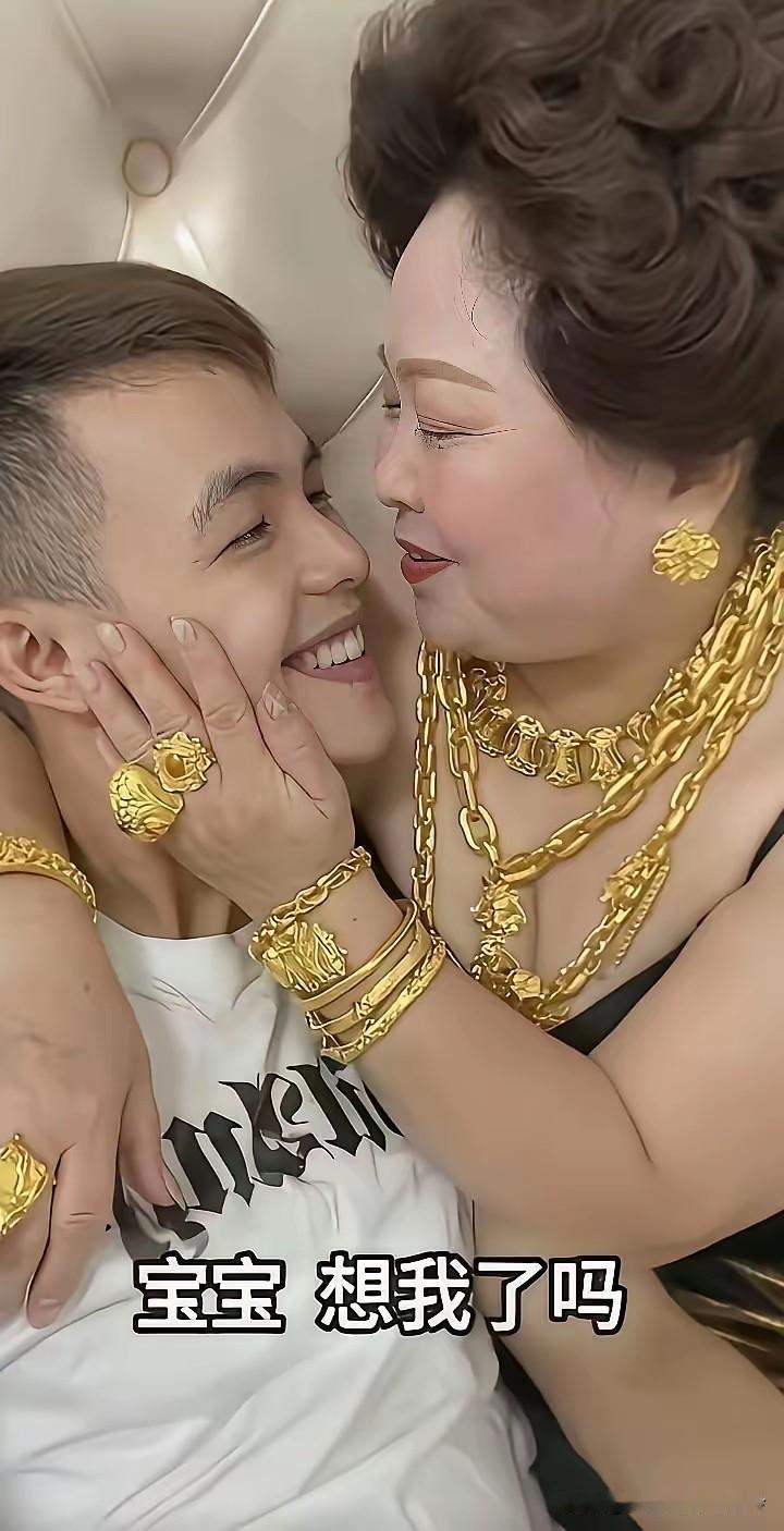有钱，就是这般任性！富婆竟爱上了小鲜肉！这位富婆身形丰腴，周身被闪耀的金银珠