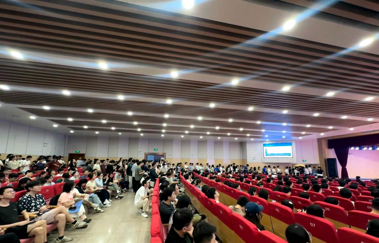 长鑫存储校招爆满长鑫存储2027年提前批，来中国科学技术大学招聘，现场直接爆