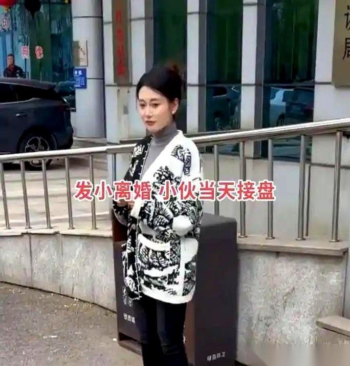 兄弟刚在民政局大厅摁完离婚的手印。他在门外，就已经替刚恢复单身的“前弟妹”拉开