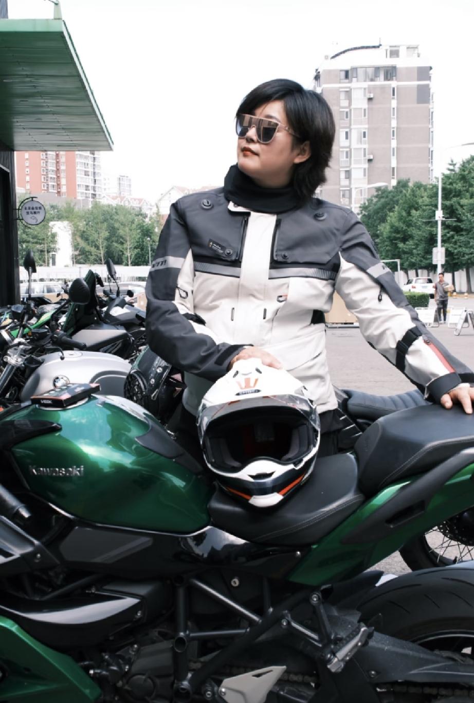 6月17日凌晨，一位好友晒出于娜减肥后的机车造型，没什么美感，感觉她还是挺胖的，