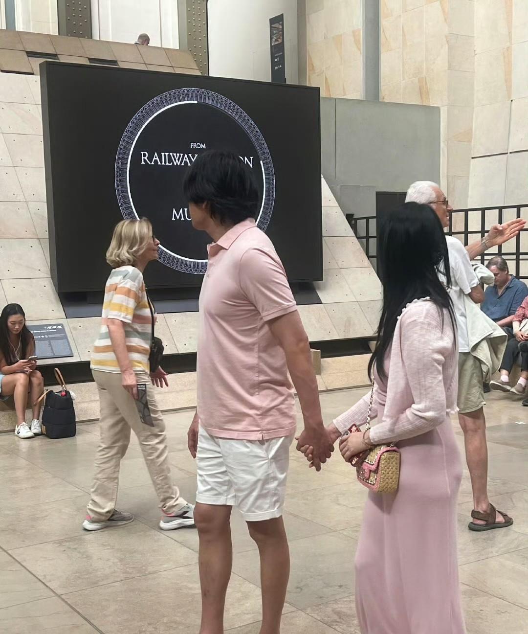 网友偶遇秦昊伊能静牵手逛博物馆，奇怪的一幕大家发现了吗？照片中的秦昊好像变胖了