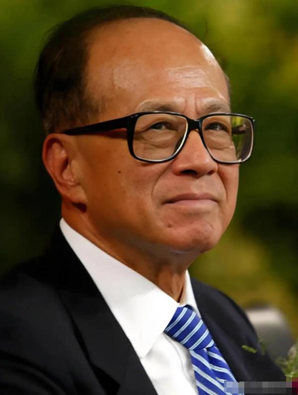 说实话刷到李嘉诚捐款1500万这条消息的时候，我心里还是挺有感触的，要知道李