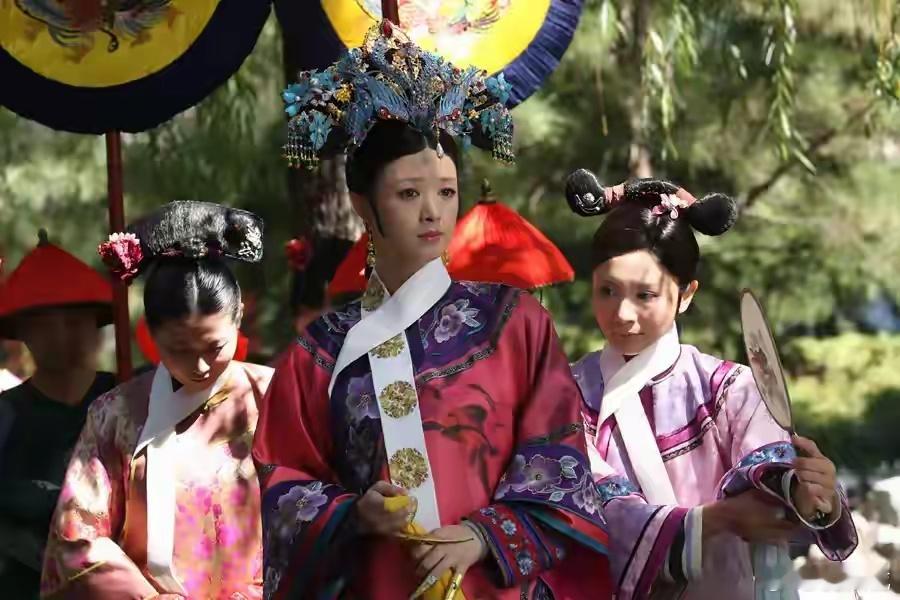 满蒙八旗都不及的甄嬛传原著中，是这么描写华妃的美貌：一双丹凤眼微微向上飞起,说不