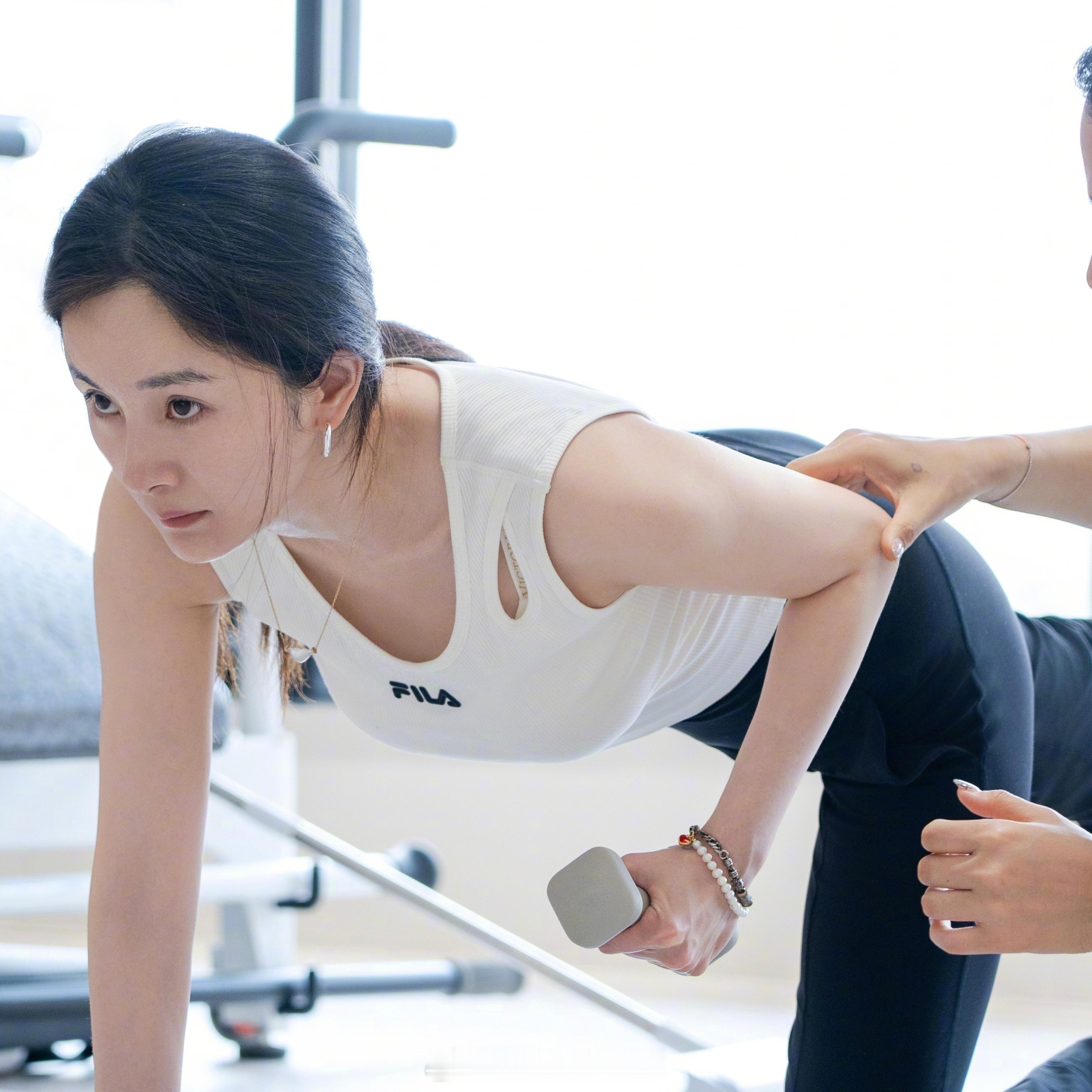 杨幂大学上形体课照片自律的杨幂，身材一直都保持的特别好