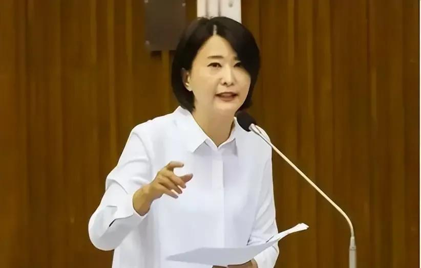 有国民党“战将”之称的“立委”王鸿微因称蔡英文为“台湾地区领导人”，还把女儿送往
