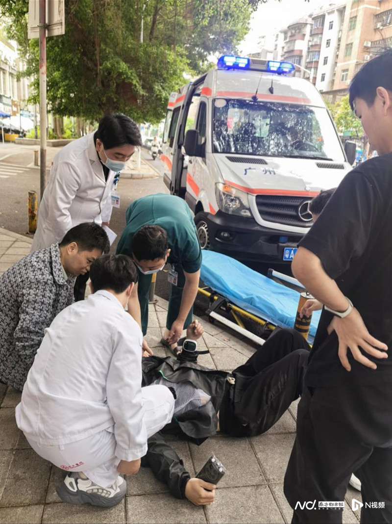 #广州两护士长车祸现场教科书式施救#【车祸现场，广州两护士长教科书式施救，为肝破
