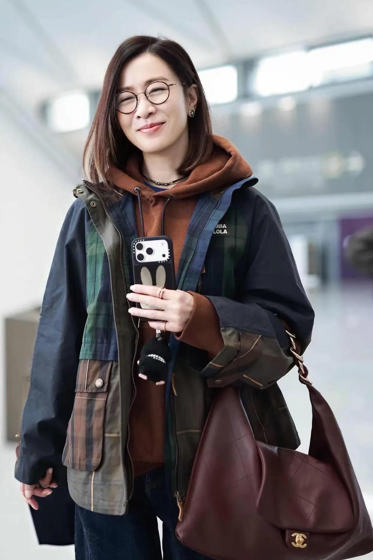 佘诗曼的穿搭品味也太绝了！佘诗曼最新机场造型太圈粉啦💫工装拼接外套