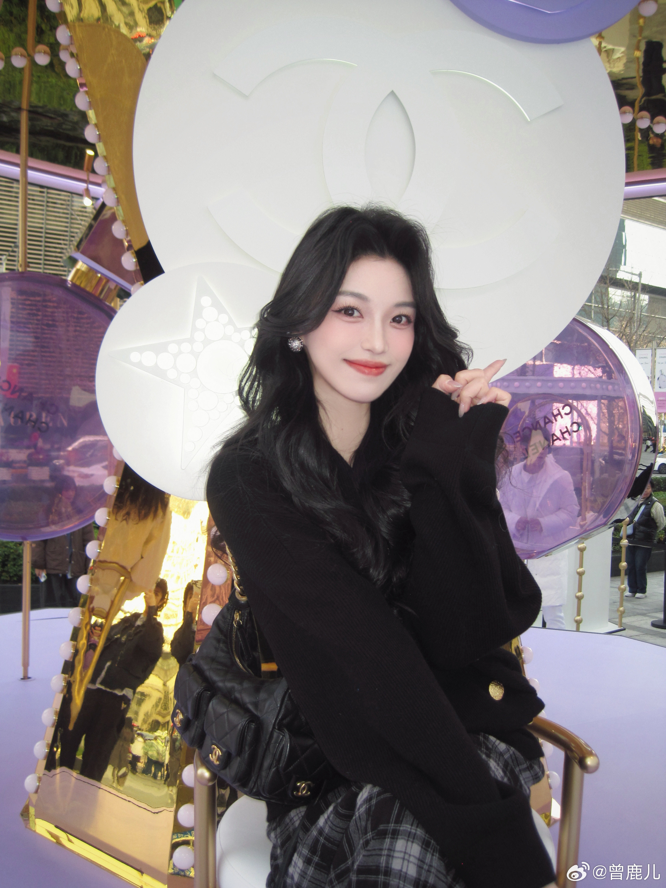 坐紫色旋转木马的漂亮姐姐(ｰ̀εｰ́)🧏🏻♀️🫰🏻