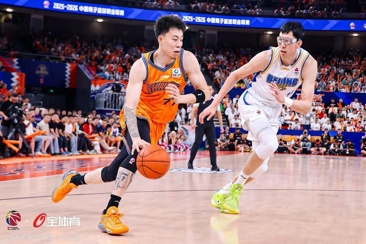 国内的防守球员只有张镇麟能够限制布朗，其他球员都防不了他。有人说金金打得不好，那