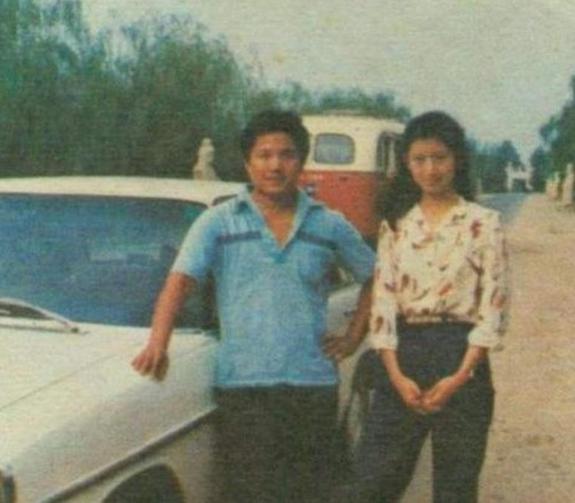 1990年一个深夜，几辆轿车停在台湾起义飞行员黄植诚家门口，相关部门进屋展开检查