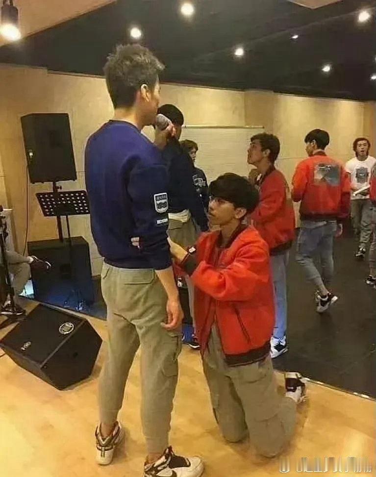 蔡徐坤成名前挺卑微，跑活动常遇冷。成名后大不同，前呼后拥，资源众多，待遇天翻地覆