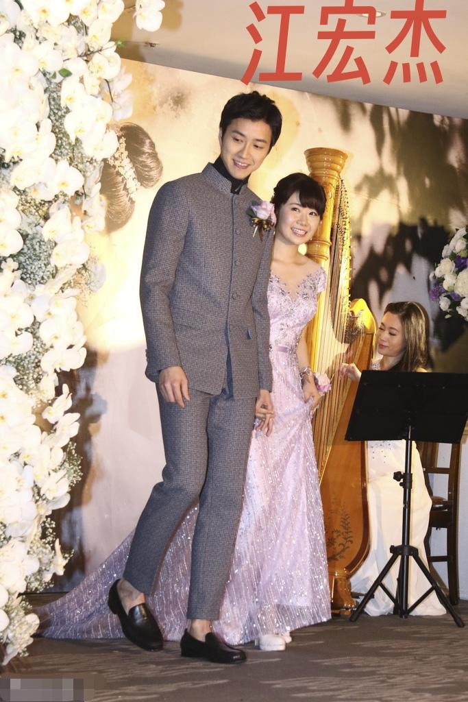 江宏杰1.78米，福原爱1.55米，他们有着最萌身高差，他们俩同框挺好看的。但若