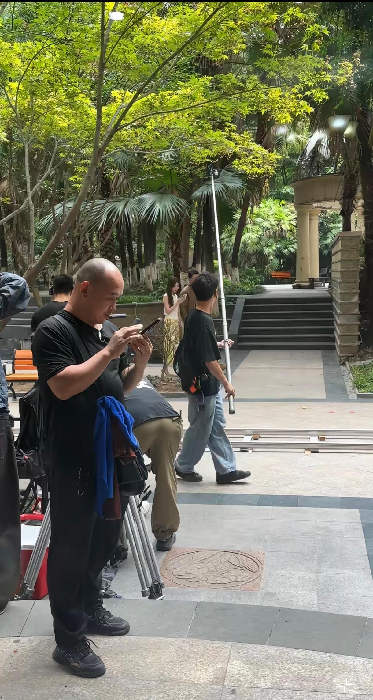 韩庚也拍电视剧了，韩庚和毛晓彤，帅哥美女组合，哈哈走到点马上松手，这是成都哪个小