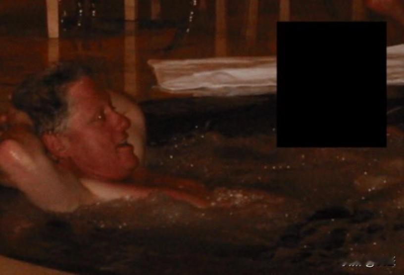 2025年12月19日，美国司法部依据《爱泼斯坦文件透明法》公布首批档案，涉及多