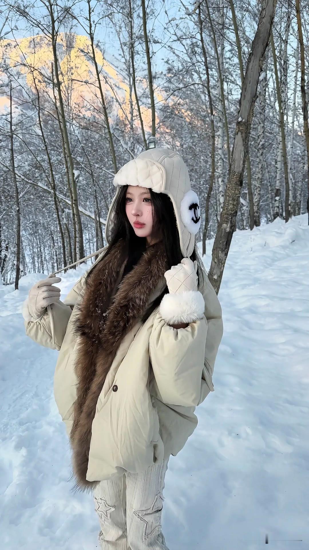 “雪中仙子立，寒梅映笑颜”，这画面太美了。想象一下，皑皑白雪中，有宛如仙子般的存