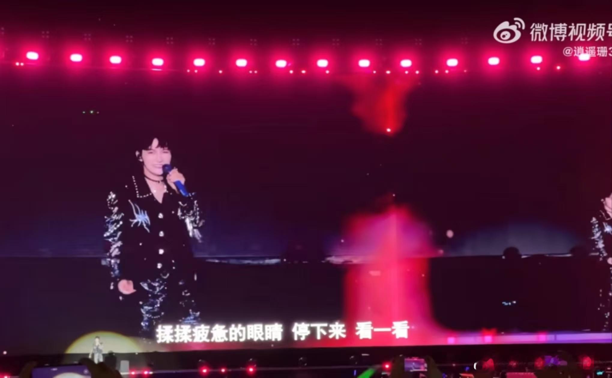 周深万人合唱小美满昨晚的《小美满》现场简直太棒了，特别是周深的那一段独唱，让我