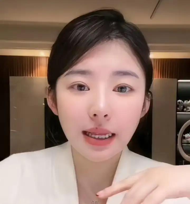 黄一鸣在直播间突然抹泪，说自己从产检到奶粉早教全靠自己直播卖货的钱，王思聪一分没