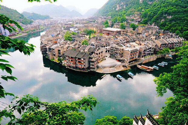 贵州·镇远古城，青山含黛，锦绣楼台；河水蜿蜒，渔舟唱晚。​​​​